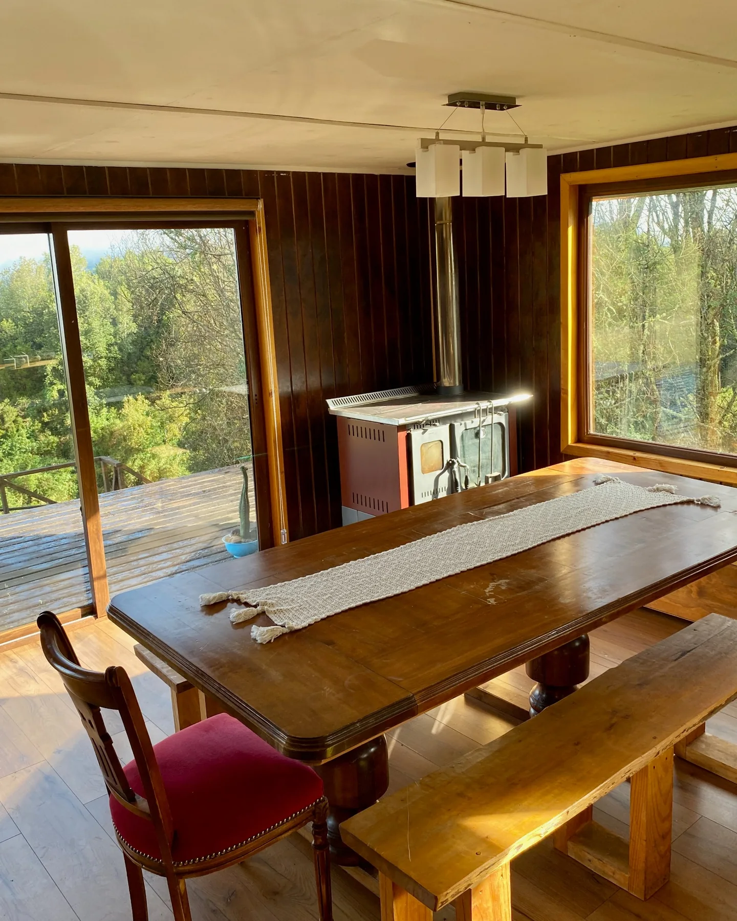Comedor de la casa principal junto a una estufa a leña