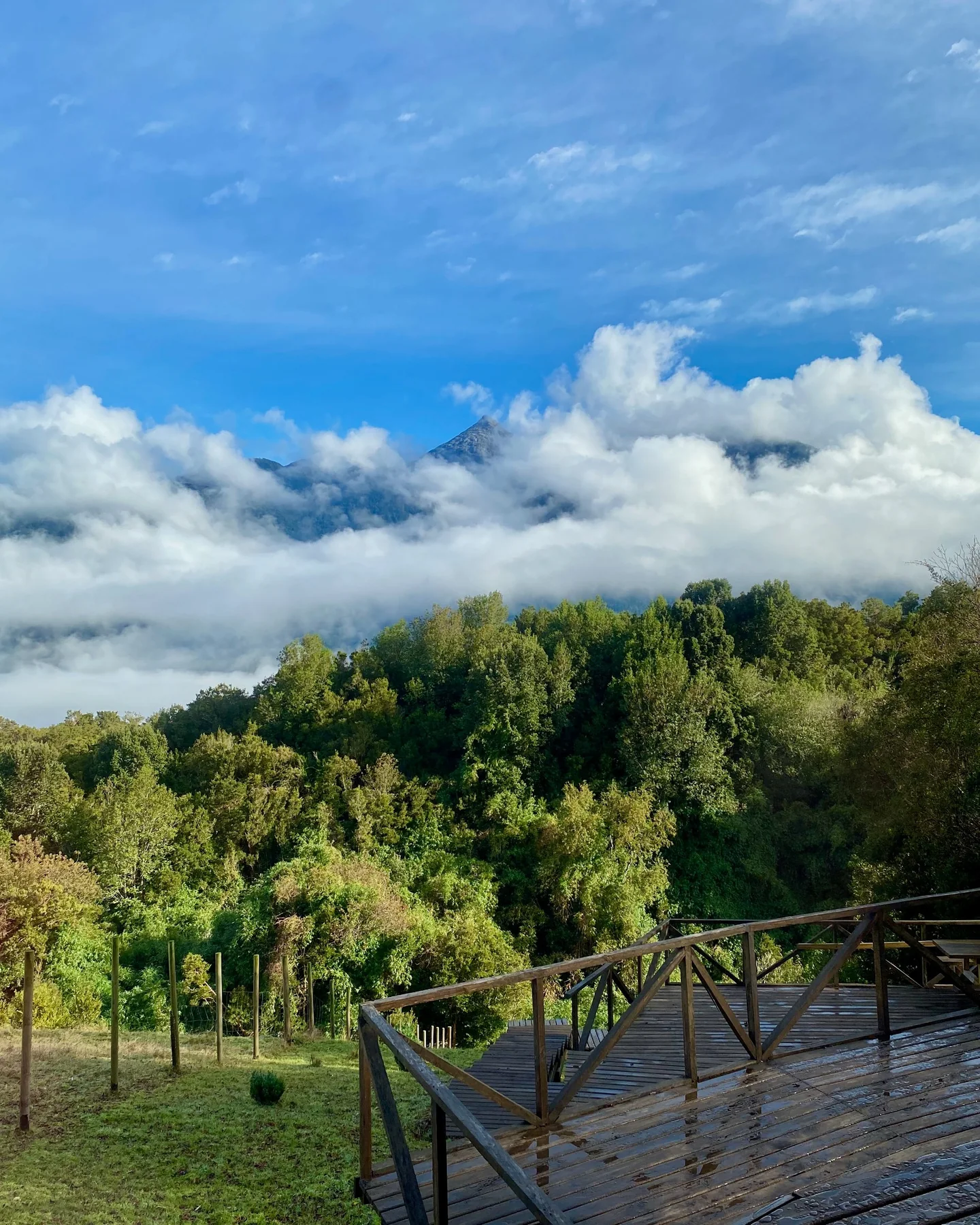 Habitación con una gran ventana hacia las montañas de Cochamó
