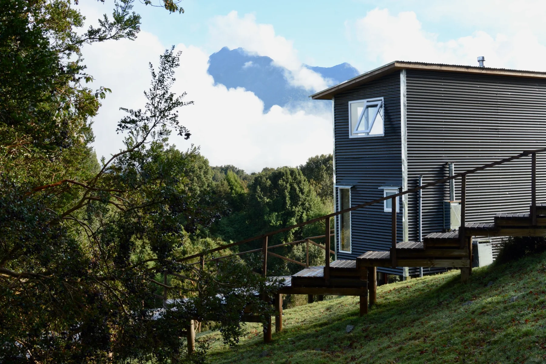 Terraza con vista a las montañas de Cochamó